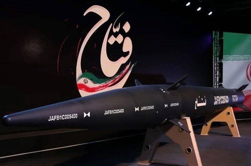 إيران تكشف عن أول صاروخ باليستي “فتاح” تفوق سرعته سرعة الصوت