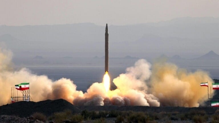 إيران تكشف عن أول صاروخ باليستي "فتاح" تفوق سرعته سرعة الصوت