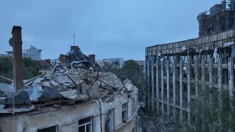 هجوم صاروخي روسي على مبنى هام في لفوف للمرتزقة والخسائر فادحة..فيديو