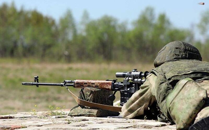 جندي روسي يحبط هجوم أوكراني ويقتل أكثر من عشرة مسلحين