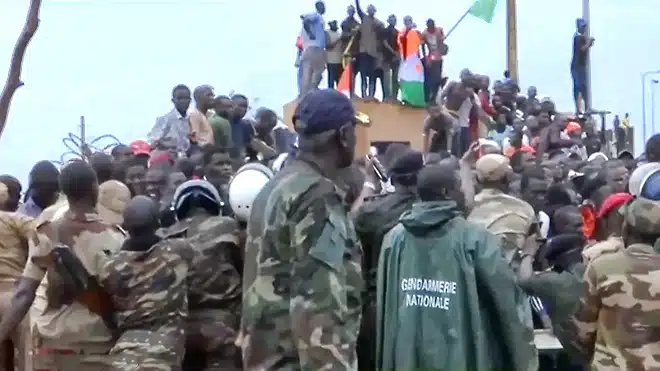 مخاوف من اقتحام القاعدة الفرنسية بعد انتهاء مهلة الوجود الفرنسي في النيجر