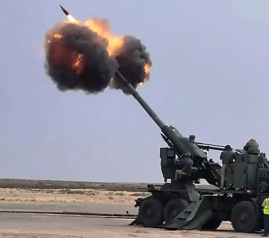 مدفع الهاوتزر Denel T5-52 عيار 155 ملم يحقق مدى يزيد عن 60 كيلومترًا