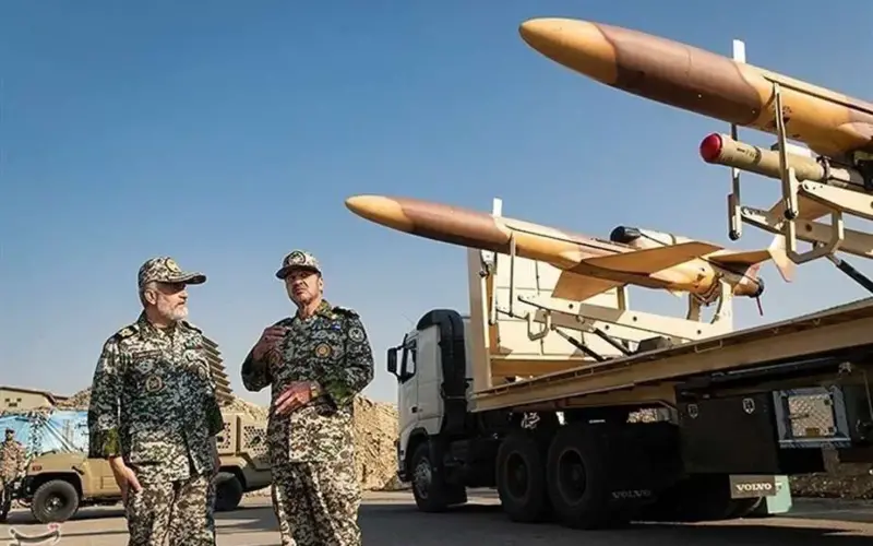 إيران تكشف عن طائرة بدون طيار كرار مسلحة بصاروخ ماجد للدفاع الجوي
