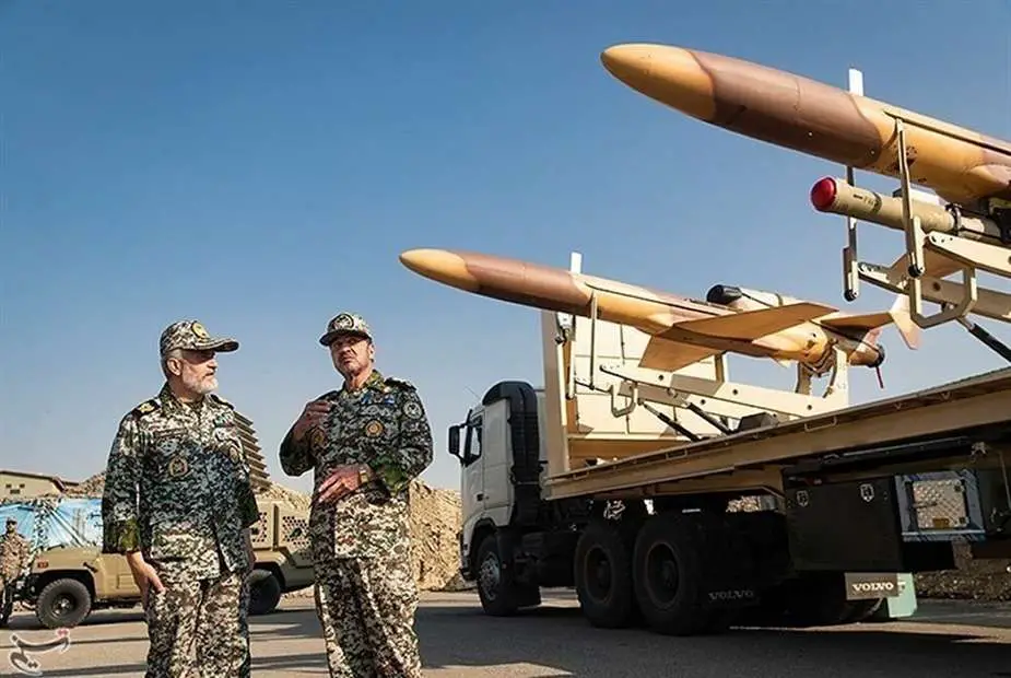 إيران تكشف عن طائرة بدون طيار كرار مسلحة بصاروخ ماجد للدفاع الجوي