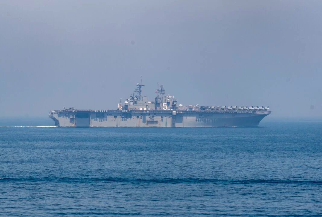 رصد سفينة هجومية برمائية أمريكية في البحر الأحمر تنتظر الأوامر للتدخل