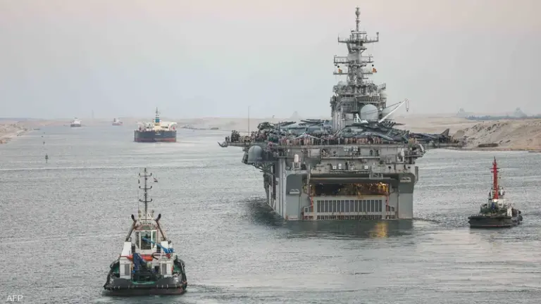 رصد سفينة هجومية برمائية أمريكية في البحر الأحمر تنتظر الأوامر للتدخل
