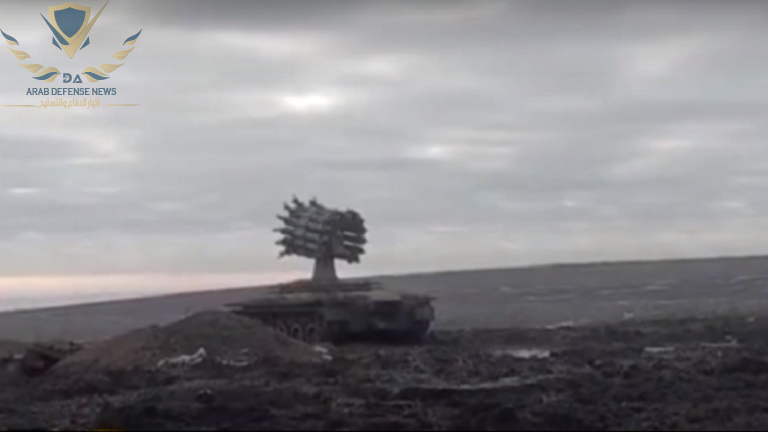 القوات الروسية تعدل دبابات “T-80B” وتحولها لراجمة صواريخ..فيديو