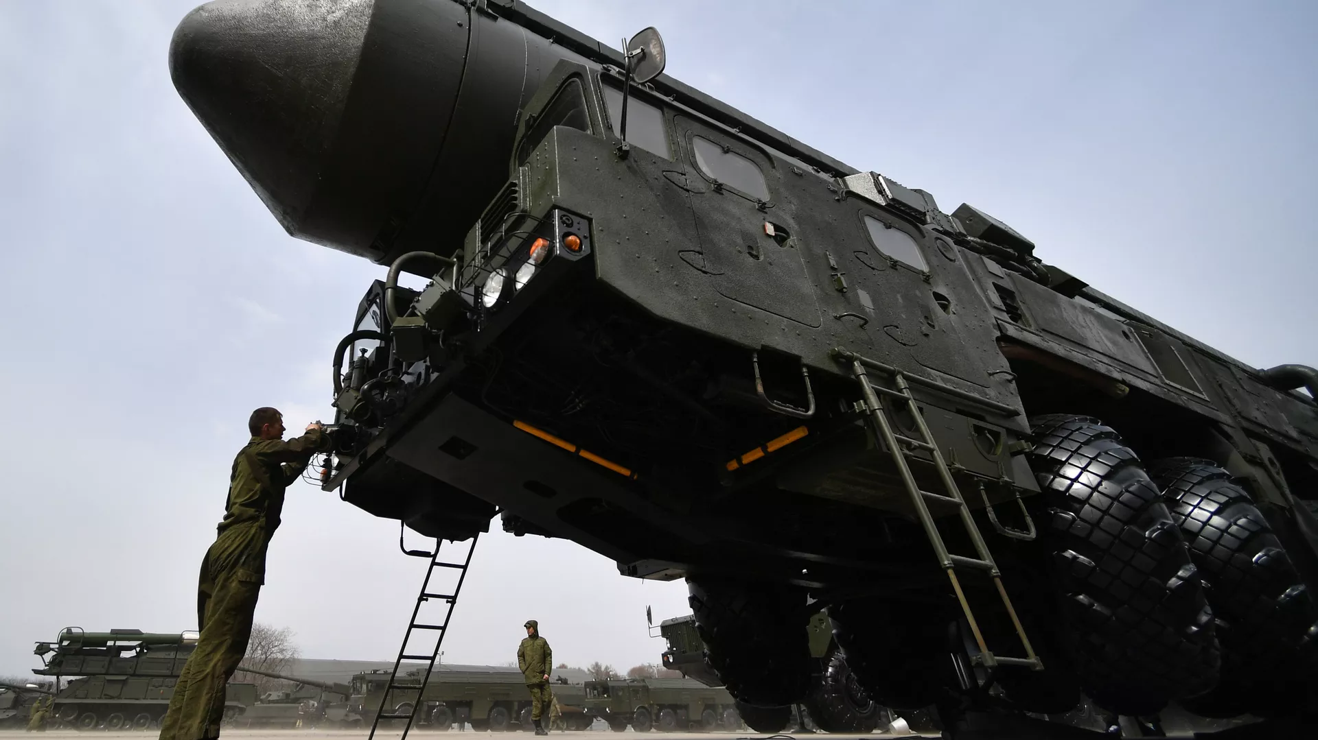 طواقم صواريخ "يارس" النووية الروسية تتدرب على تنفيذ مهام خاصة (فيديو)