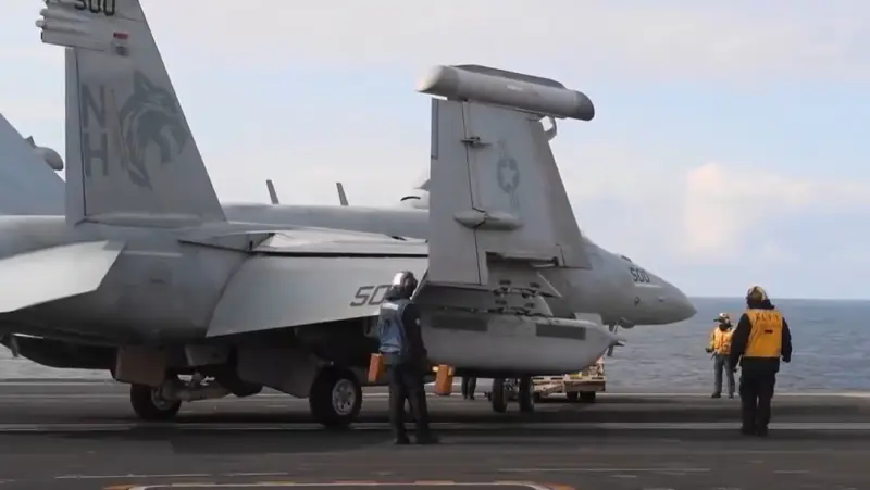 اليمن يحذر بحارة حاملة الطائرات التابعة للبحرية الأمريكية يو إس إس ثيودور روزفلت