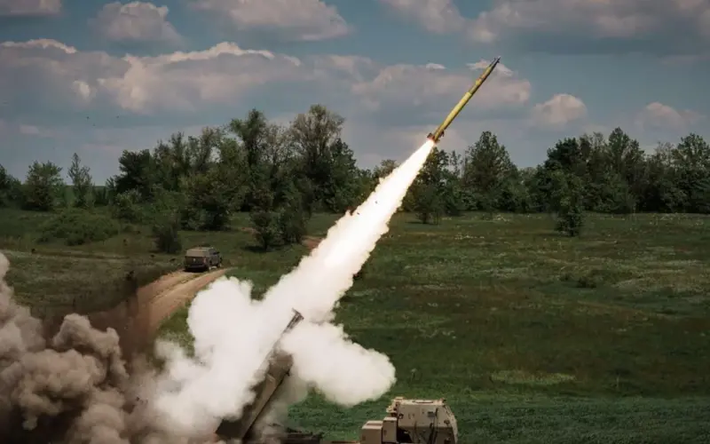 لأول مرة تستخدم أوكرانيا الذخائر العنقودية M30 GMLRS الأمريكية لضرب روسيا