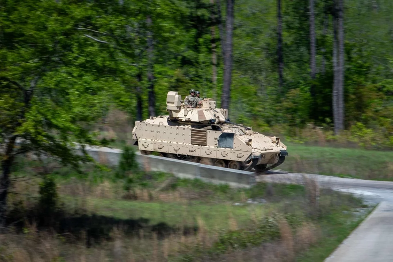 الجيش الأمريكي ينشر 100 مركبة جديدة من طراز M2A3 و Bradley بالقرب من روسيا