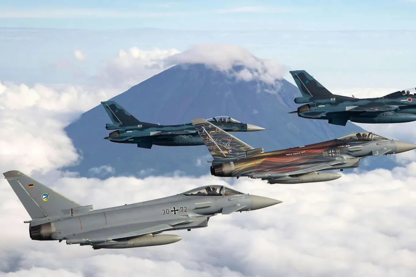 مناورات تاريخية لحلف الناتو تشهد وصول طائرات يوروفايتر وتورنادو الألمانية لليابان.