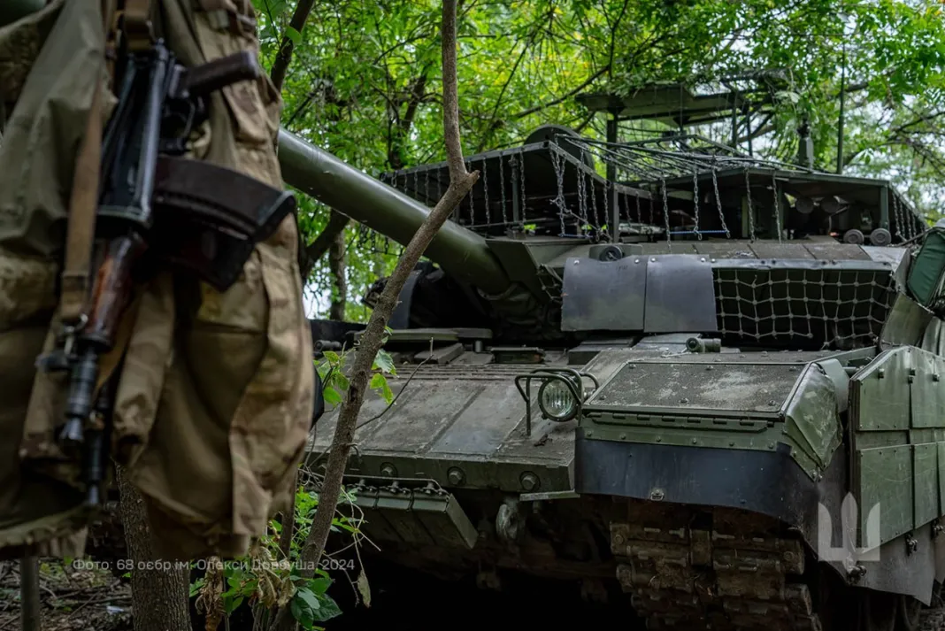 أوكرانيا تستولي على دبابة روسية من طراز T-90M في عملية جريئة