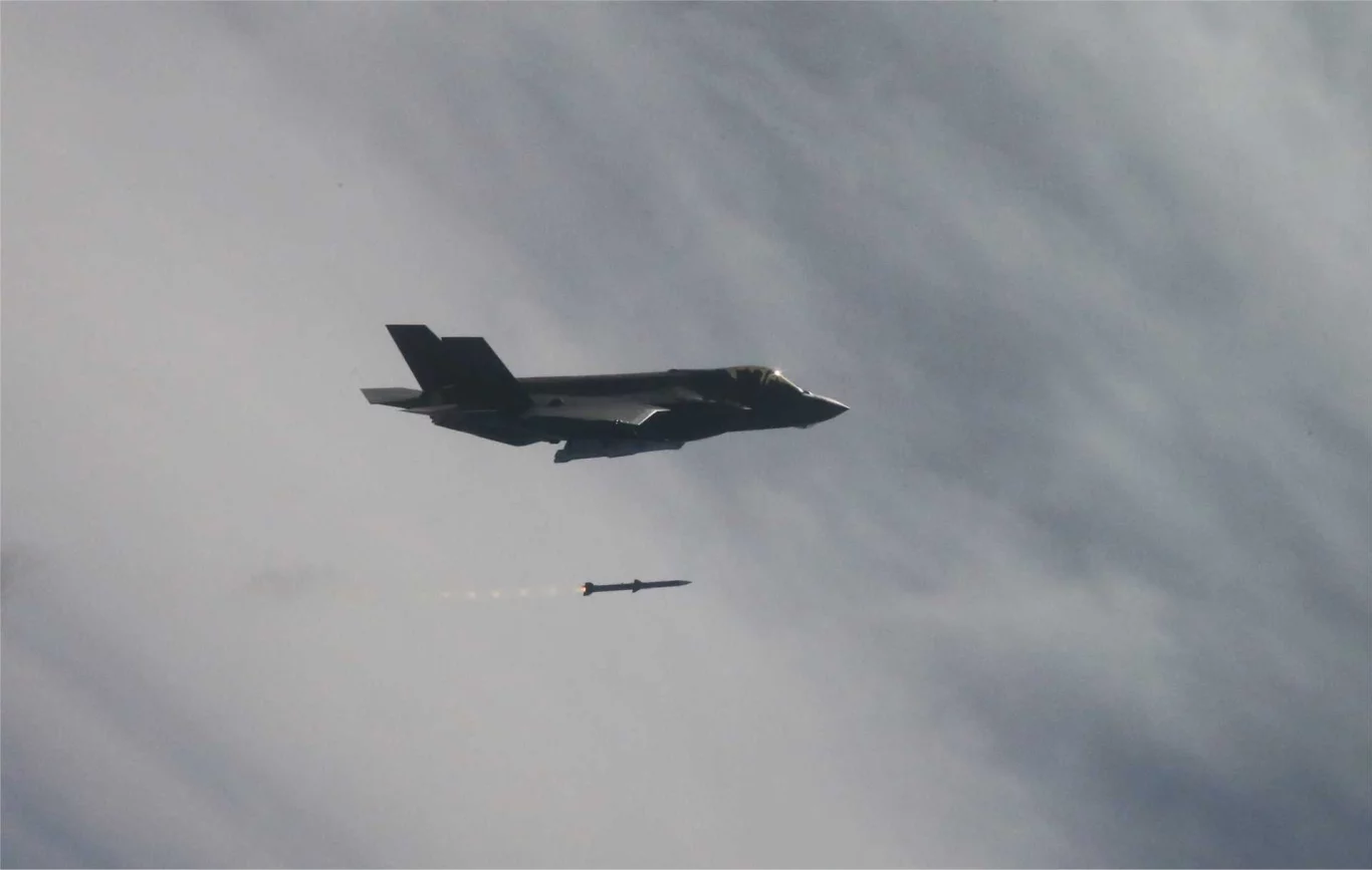 القوات الجوية السعودية تستحوذ على صواريخ AIM-120C-8 الأمريكية المتطورة