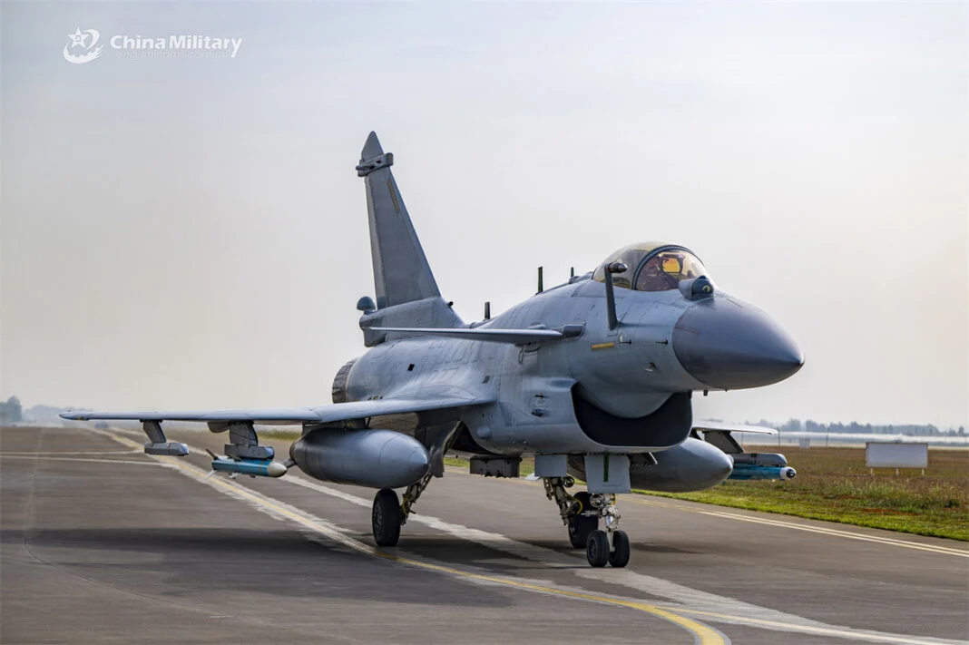 الصين تروج لطائرة J-10 كبديل لطائرة F-16