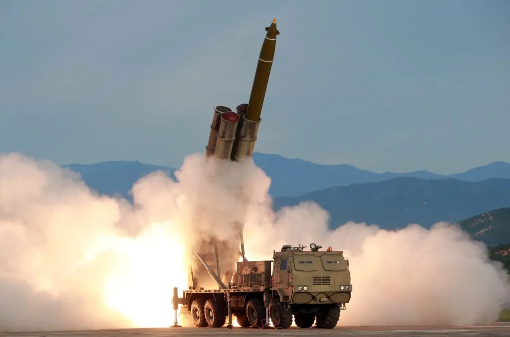 كوريا الشمالية تبدأ الإنتاج الضخم لأقوى قاذفة صواريخ 600 ملم في العالم KN-25