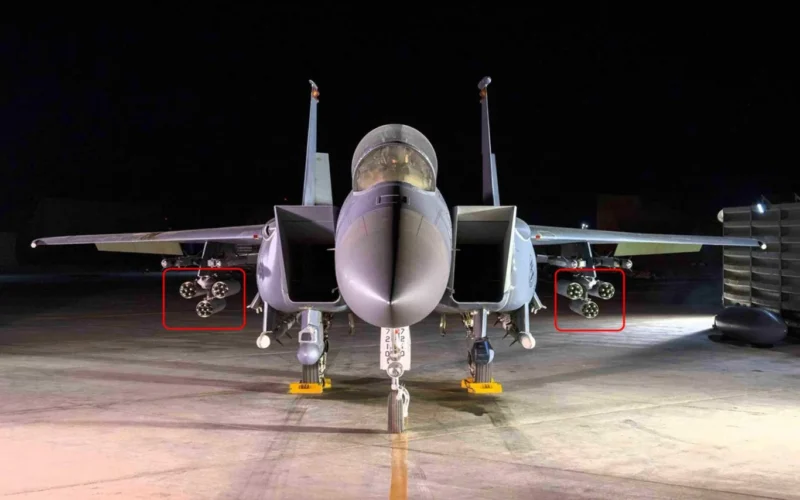 الطائرة المقاتلة الأمريكية F-15E توسع نطاق مهامها باستخدام منصات صواريخ APKWS