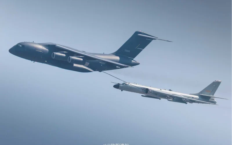 الصين تجري أول مناورة للتزود بالوقود جواً بين ناقلة Y-20U وقاذفات H-6N