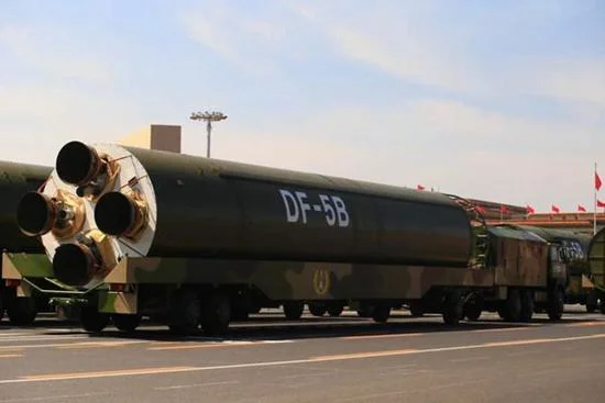 الصين تكشف عن صاروخ عابر للقارات DF-5B قادر على إلحاق دمار كارثي بأي عدو