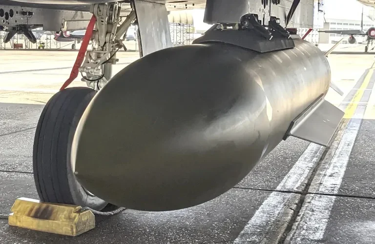 خليفة القنبلة الخارقة للذخائر الضخمة GBU-57 قيد التطوير