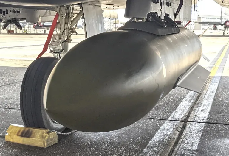 خليفة القنبلة الخارقة للذخائر الضخمة GBU-57 قيد التطوير