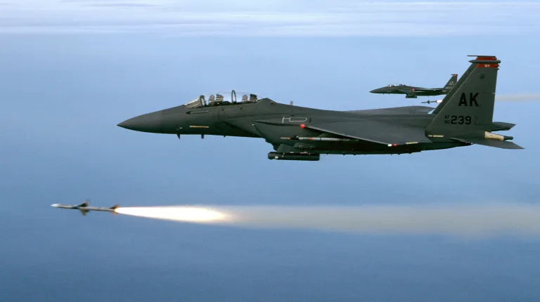 مصر تحصل أخيرًا على الموافقة لشراء صواريخ AIM-120 AMRAAM