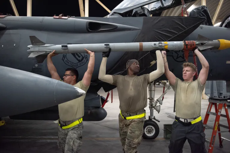 مصر تحصل أخيرًا على الموافقة لشراء صواريخ AIM-120 AMRAAM