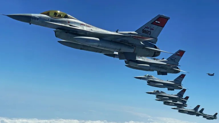 مصر تحصل أخيرًا على الموافقة لشراء صواريخ AIM-120 AMRAAM
