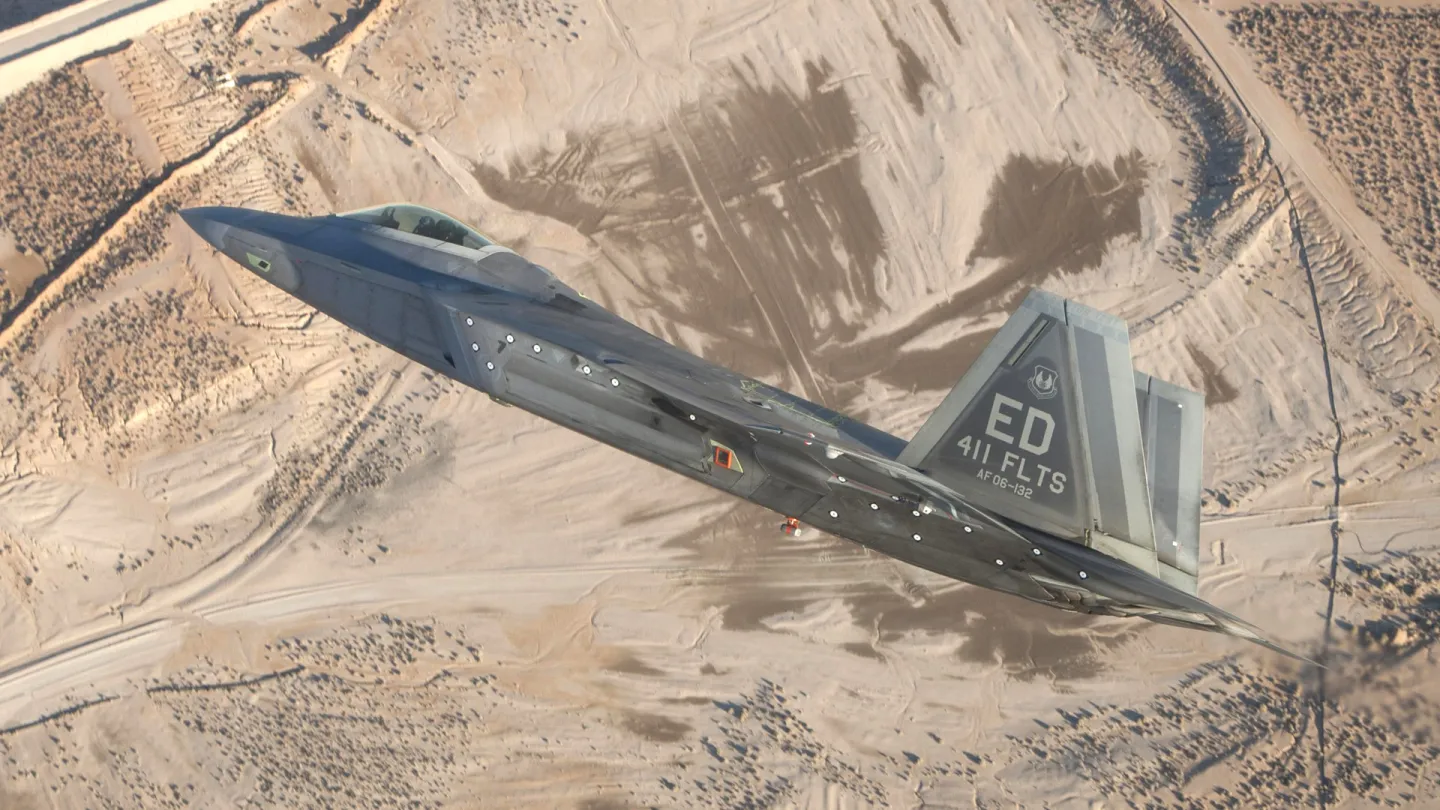 حزمة ترقية جديدة لطائرة F-22 للحفاظ على قدرتها على العمل