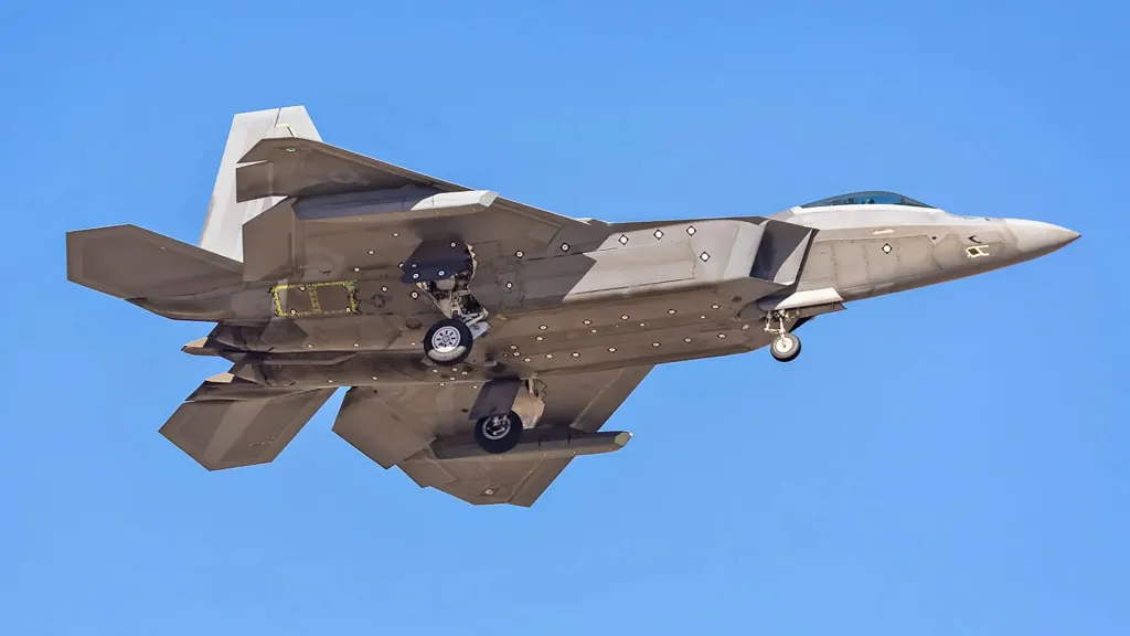 حزمة ترقية جديدة لطائرة F-22 للحفاظ على قدرتها على العمل