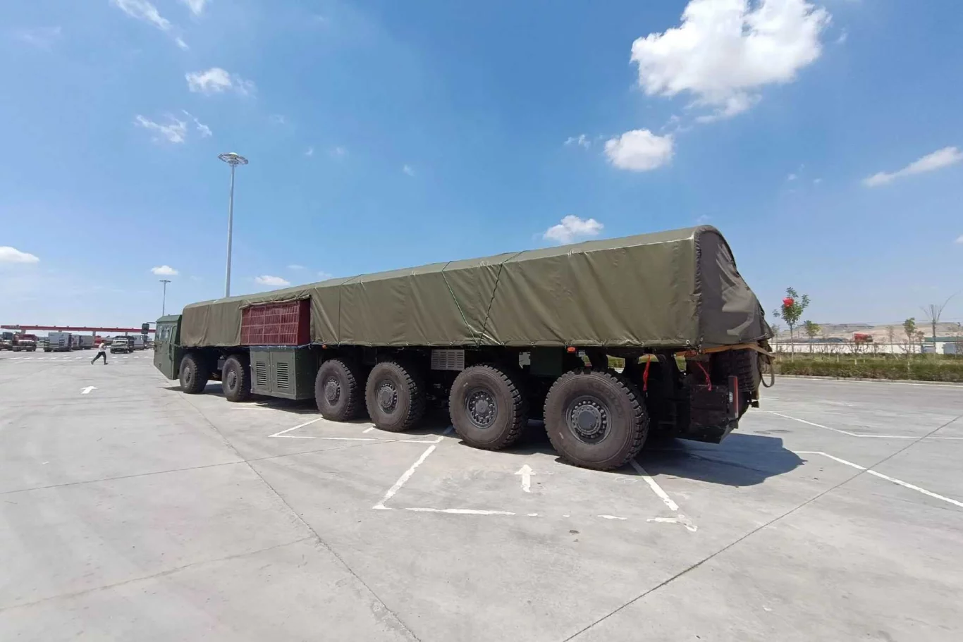 الصين تكشف عن حاملة صواريخ HTF 5750 HEV الشبحية 12×12