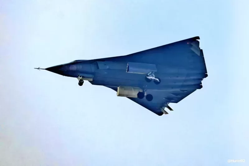 طائرة J-36 الشبحية تنفذ مناورة عالية السرعة وتثير القلق بشأن تفوق الصين الجوي