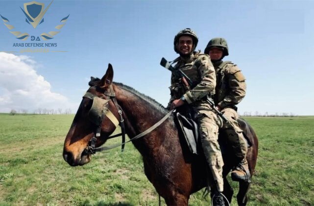 روسيا تدرّب سلاح الفرسان ميدانيا وتحوّل عربات الغولف إلى روبوتات قتالية