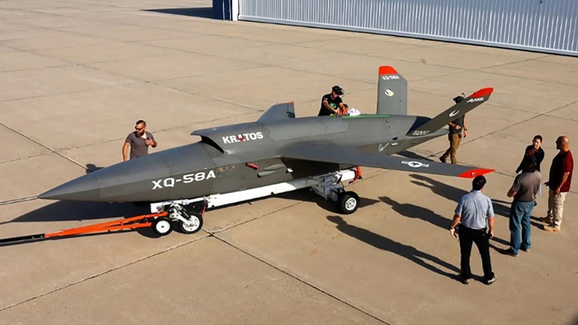 ربط طيار F-16 بطائرة Valkyrie ذاتية القيادة ضمن برنامج Top Gun AI الأمريكي