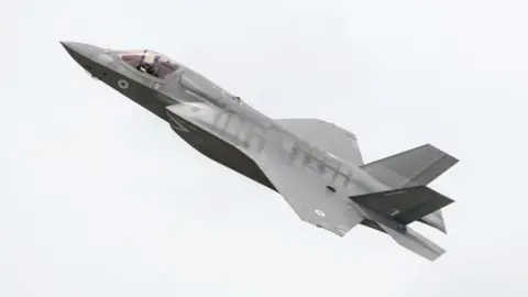 مقاتلة F-35 البريطانية تحظى بالثناء رغم فجوات الاستعداد القتالي