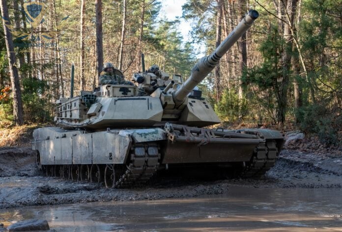 الجيش الأمريكي يختبر قدرة حركة دبابة أبرامز في الوحل البولندي