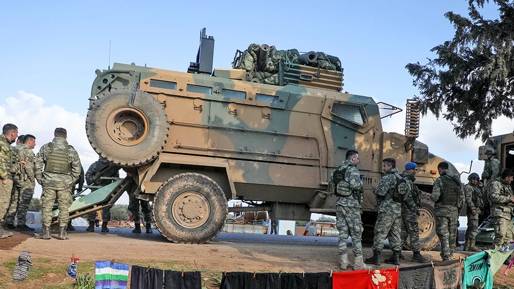 تركيا تنشر قافلة مدرعة داخل سوريا عبر باب الهوى