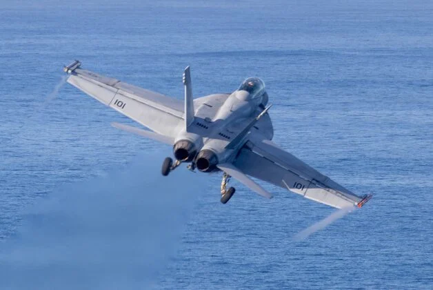 البحرية الأميركية تنتشل طائرتين محطمتين لمنع وصولهما إلى الصين