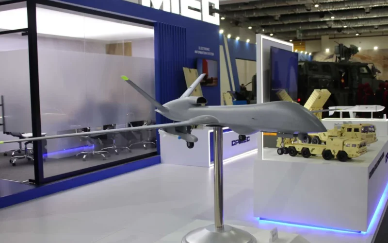 الطائرة الصينية WJ-700 تلفت اهتمام مصر