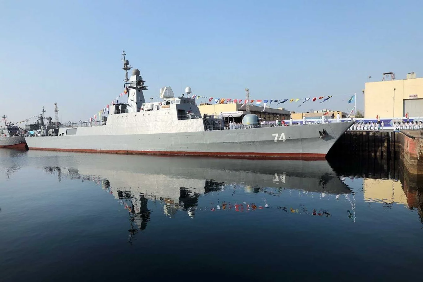 البحرية الإيرانية تعيد الفرقاطة سهند للخدمة بعد حادث انقلاب 2024