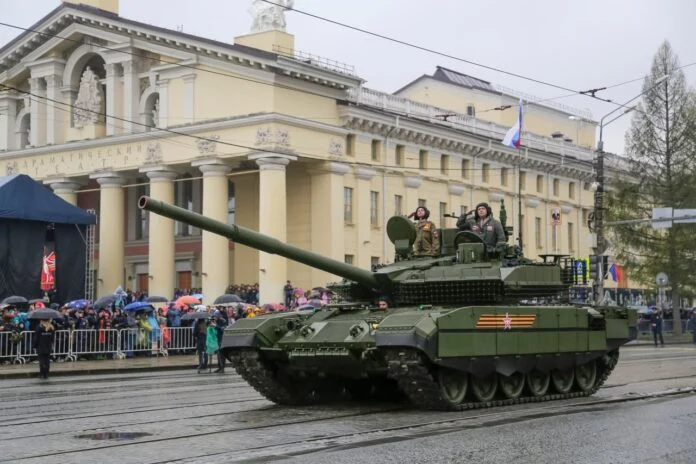 بوتين يصف تي-90 بالأفضل عالميًا متجاهلًا خسائرها القتالية