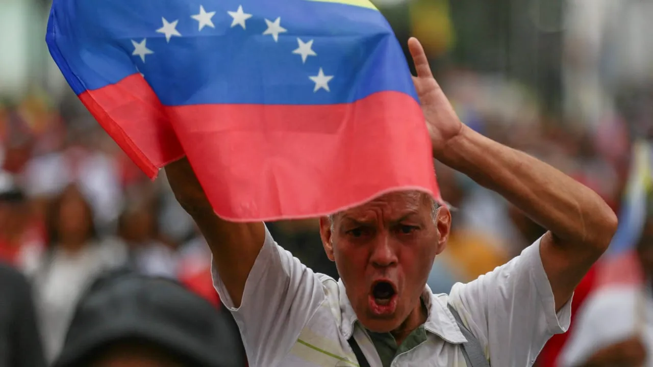 أمريكا تشن حربا على فنزويلا وانفجارات في العاصمة كراكاس