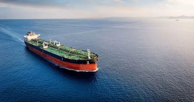 تصعيد بحري: روسيا ترسل غواصة لحماية ناقلة نفط مستهدفة