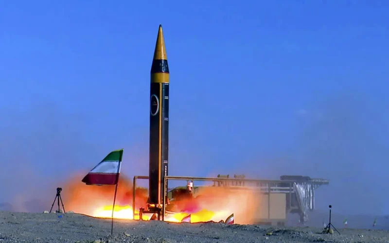 خرمشهر-4.. الصاروخ الإيراني الأبعد مدى والأكثر تطورًا لاختراق الدفاعات الجوية