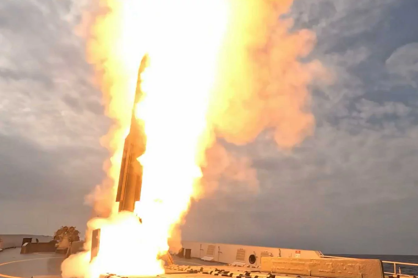 باكستان تنفذ أول إطلاق ناجح لصاروخ LY-80N البحري الصيني