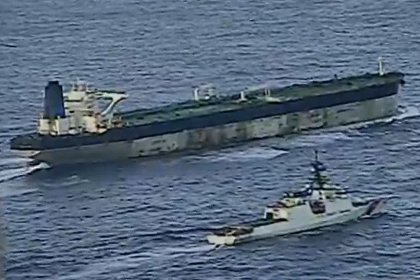 القوات الأمريكية تستولي على ناقلة نفط روسية بدعم استخبارات المملكة المتحدة