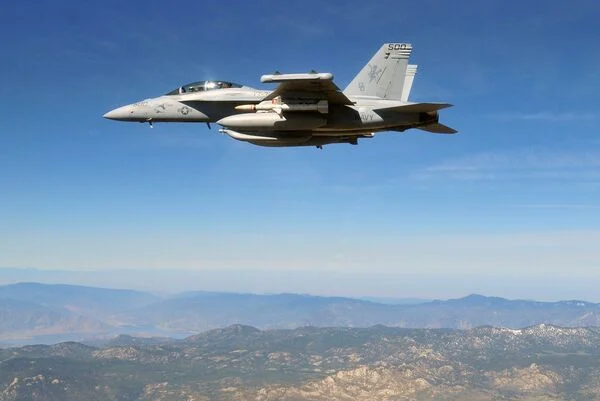 الولايات المتحدة تستخدم طائرات EA-18G لقمع الدفاعات الجوية الفنزويلية