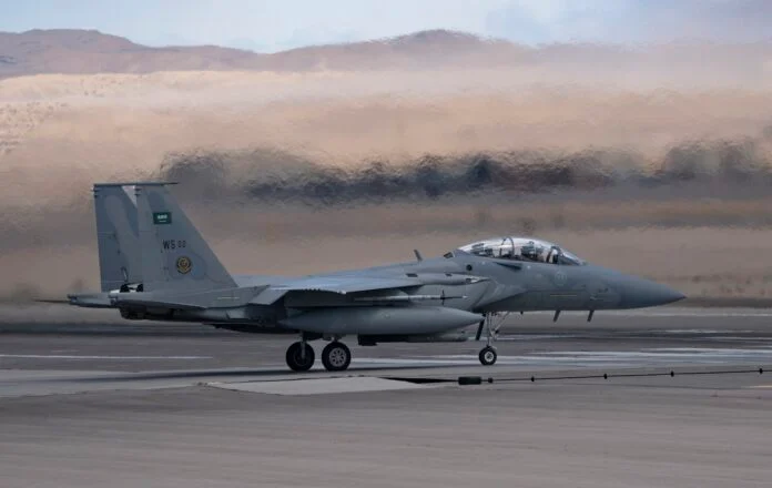  مقاتلات سعودية F-15SA تستعرض جاهزيتها القتالية في دبي