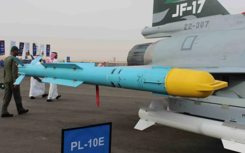 باكستان تعرض صاروخ PL-10E الصيني جو-جو على مقاتلة JF-17 في الرياض
