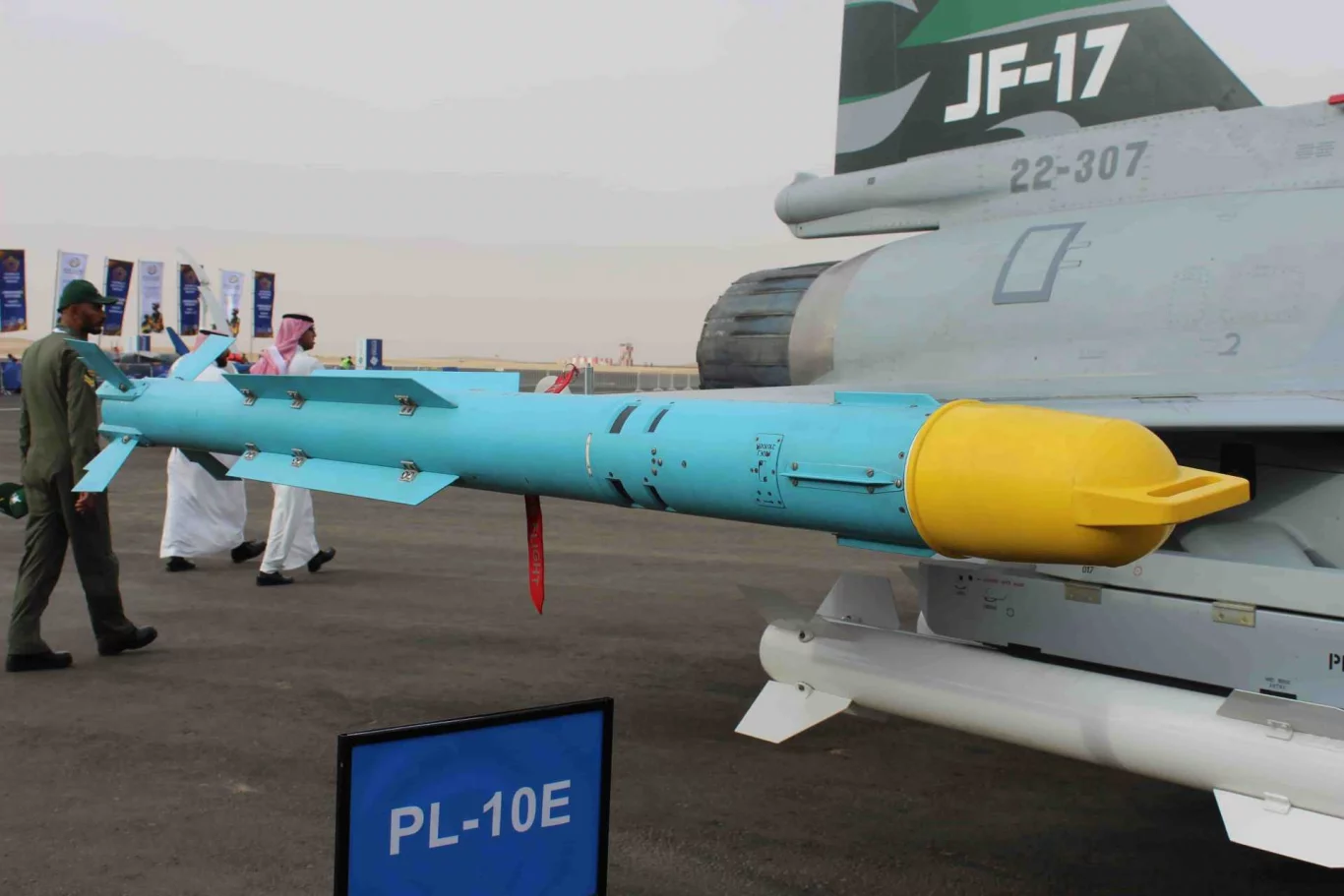 باكستان تعرض صاروخ PL-10E الصيني جو-جو على مقاتلة JF-17 في الرياض